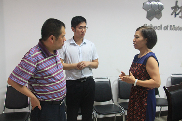 李向梅老師與企業(yè)代表交流